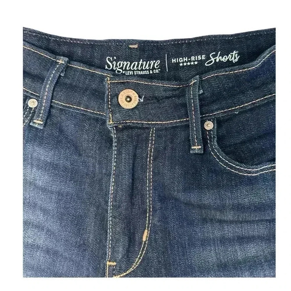 Women's Levi Signature Distress High Rise Denim Short. Size 8 - Picture 4 of 7